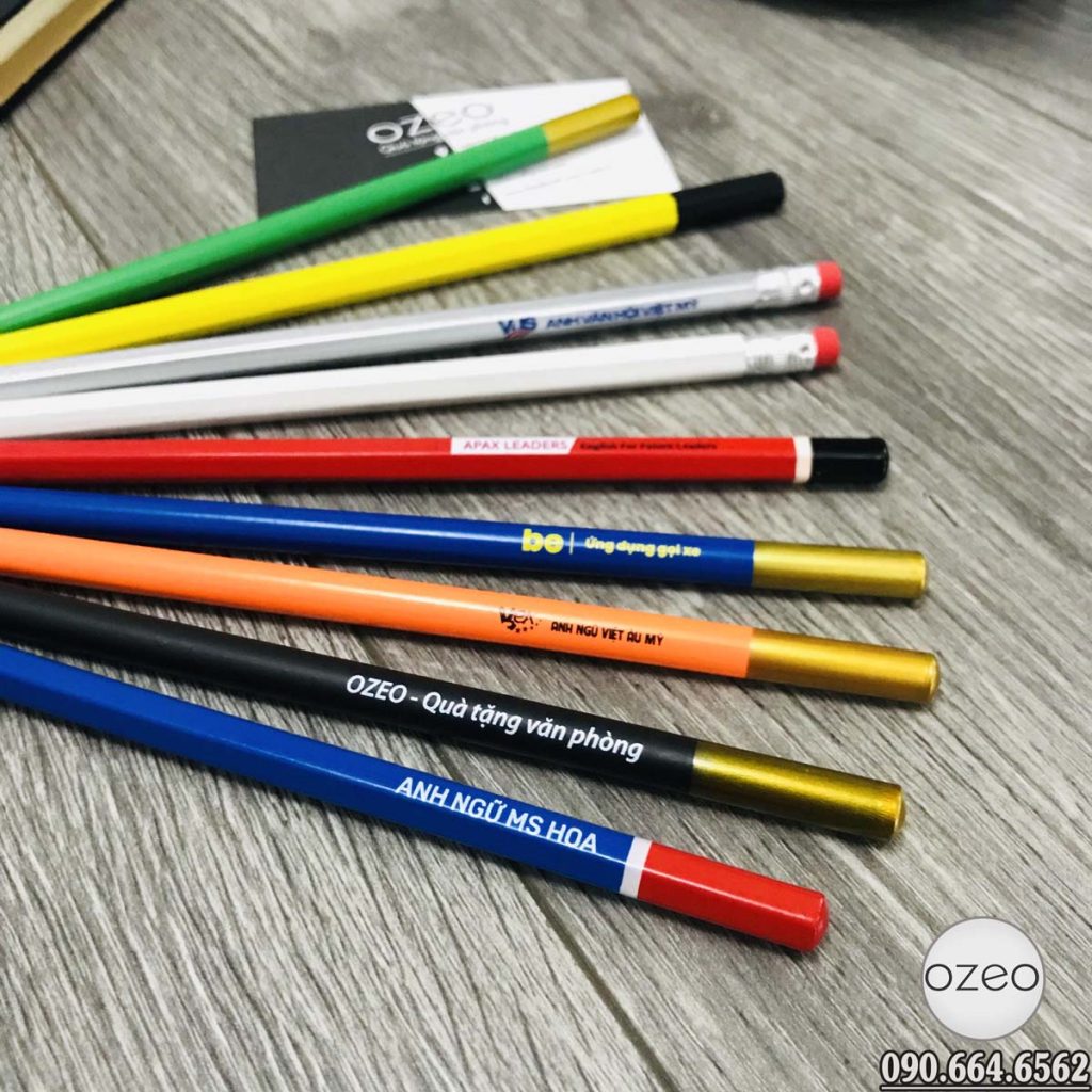 In logo bút chì không phải là điều đơn giản, nhưng kết quả lại rất đẹp mắt. Hãy đến với chúng tôi và trải nghiệm cách in logo bằng bút chì. Những chiếc bút chì đơn giản nhưng lại mang lại những ít lợi tới hình ảnh của bạn.
