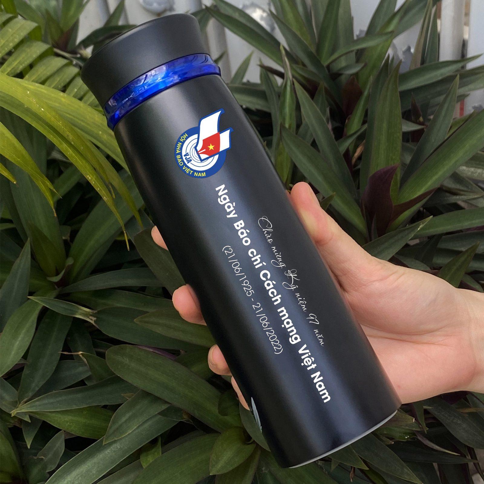 binh-giu-nhiet-lock-lock-in-logo-qua-tang-nha-bao-phong-vien-ozeo.vn-2