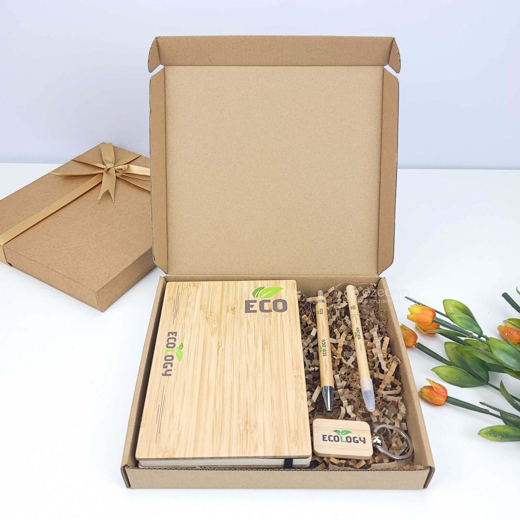 Bộ quà tặng ECO3: Sổ tay bìa tre, bút bi tre, bút chì vĩnh cửu tre, móc khóa tre đựng trong hộp carton sóng E